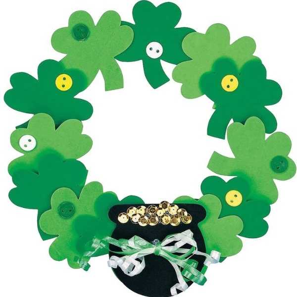 Shamrock-wreath-made-of-green-paper.