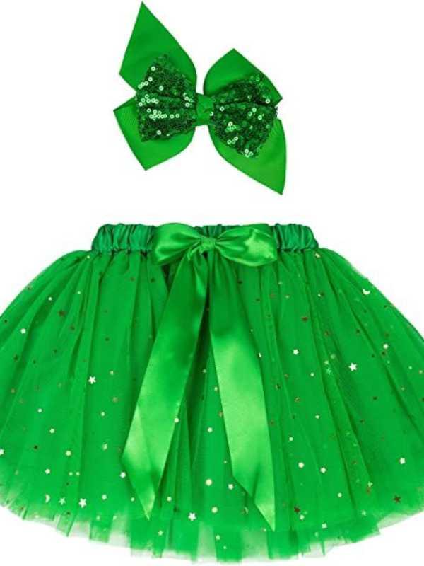 Green-tutu-skirt-and-hair-band-in-lovely-St-Patrick's-kids-outfit-ideas.