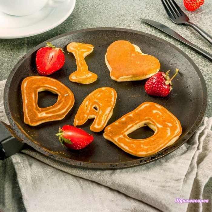 Tray-containing-strawberry-and-cookies.