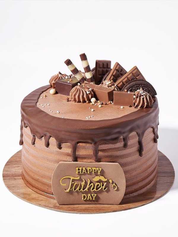 Chocolate-cake-with-a-happy-father's-day-write-up-in-fantastic-father's-day-cake-ideas-every-dad-will-love.