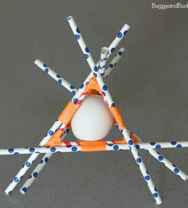 Egg-caught-in-the-center-of-white-and-blue-egg-drop.