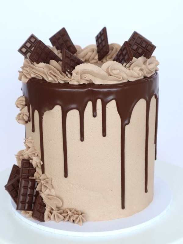 Cake-designed-with-chocolate-chips-with-chocolate-flowing-down-in-fantastic-father's-day-cake-every-dad-will-love.