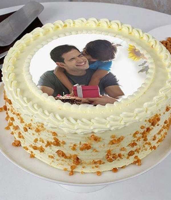 Cake-designed-with-an-edible-picture-on-top-in-fantastic-father's-day-cake-every-dad-will-love.