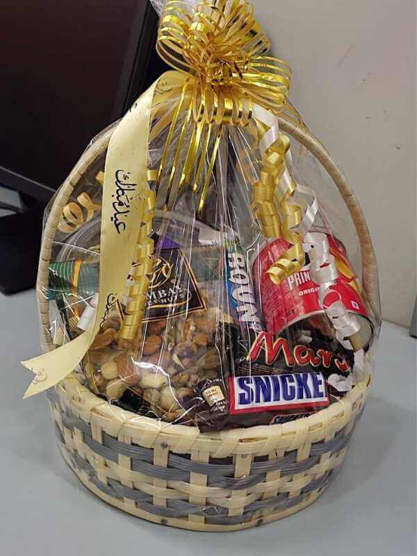 Basket-containing-beverages-as-gift-for-mother's-day.