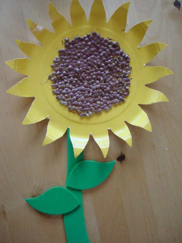 Sunflower-made-from-paper-plate-paper-yellow-color-and-green-in-lovely-mother's-day-flower-crafts-for-kids.