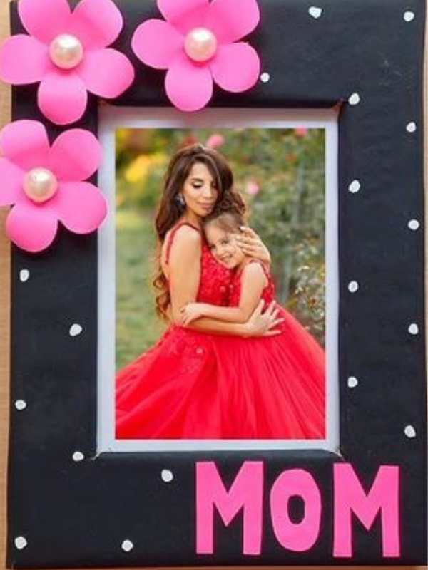 Photo-frame-designed-with-black-and-pink-colors-in-creative-mother's-day-gift-ideas-you-can-make-and-sell other's-da