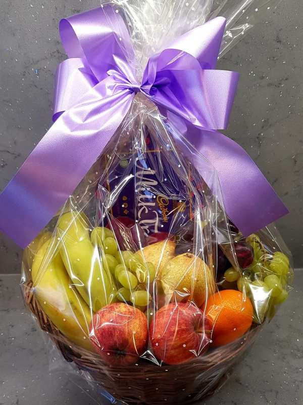 Basket-with-different-types-of-fresh-fruits-in-cute-teacher's-appreciation-basket-ideas.