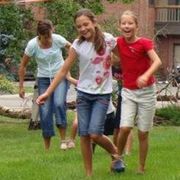 2-set-of-girls-doing-3-legged-race.