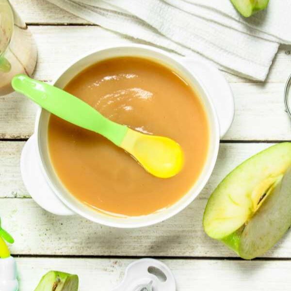 Plate-containing-puree-with-apple-round-it-in-healthy-homemade-baby-puree-recipes-you-can-freeze.