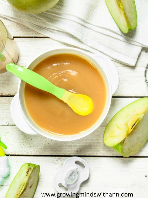 Plate-containing-puree-with-apple-round-it-in-healthy-homemade-baby-puree-recipes-you-can-freeze.