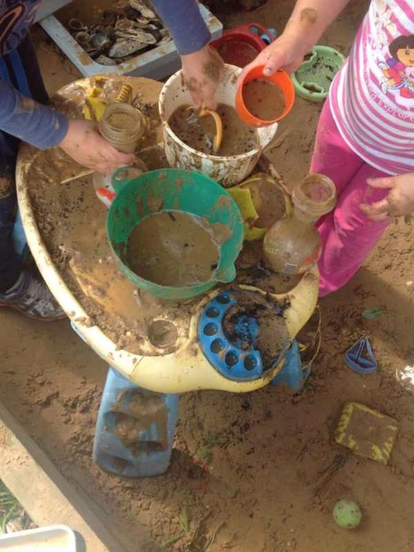 Kids-playing-with-mud-in-easy-sensory-activities-for-toddlers-and-preschoolers.