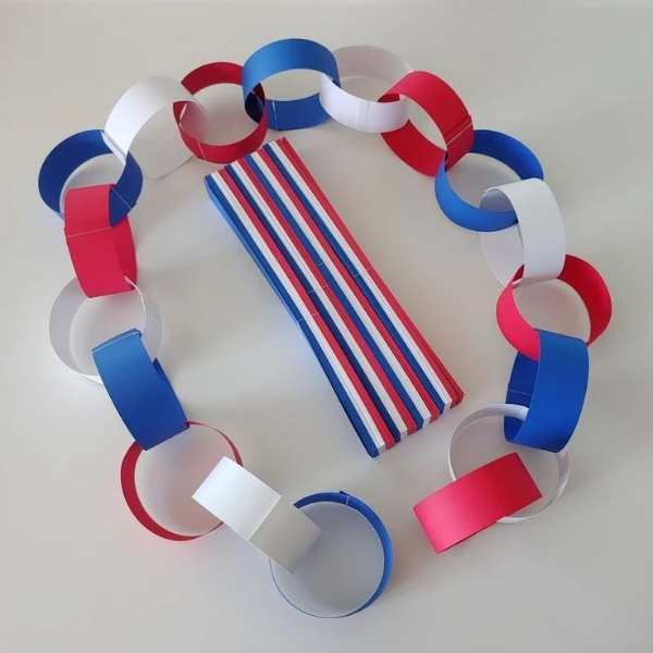 Red-blue-and-white-papers-looped-into-chain.