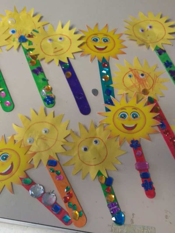 Popsicle-sticks-used-for-sun-puppet-in-cute-sun-craafts-for-preschoolers.