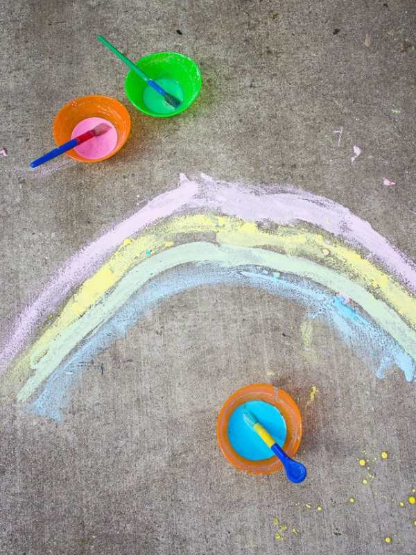 3-little-containers-contaaining-dissolved-chalk-and-paainting-on-the-floor-in-easy-summer-sensory-activities-for-toddlers-and-preschoolers.