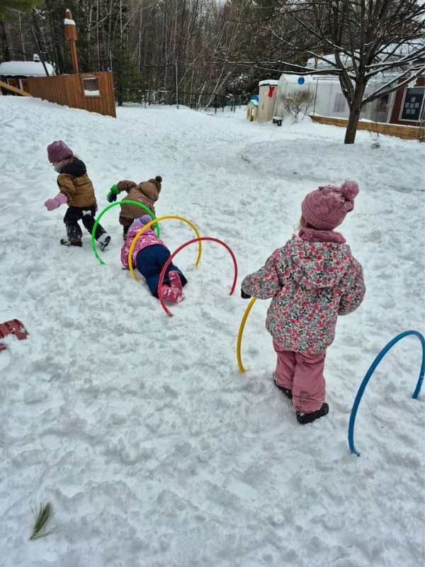 Kids-play-in-the-snow-with-obstacle.
