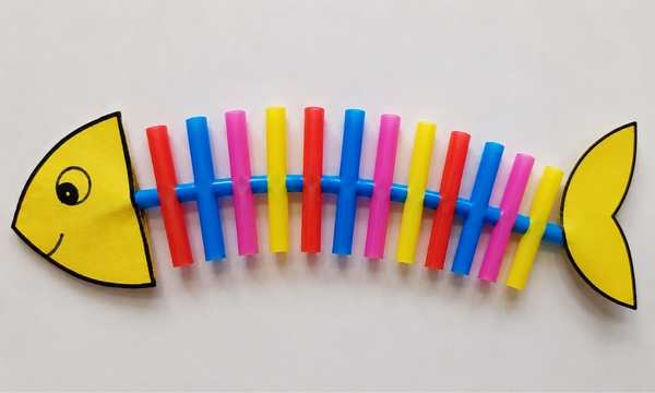 Fish-straw-with-different-colors-of-straw-in-fish-bone-straw-threading-activity.