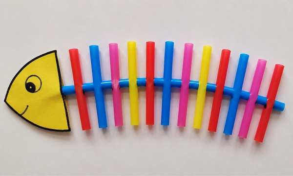 Fish-straw-with-yellow-head-blue-red-pink-and-orange-straws.