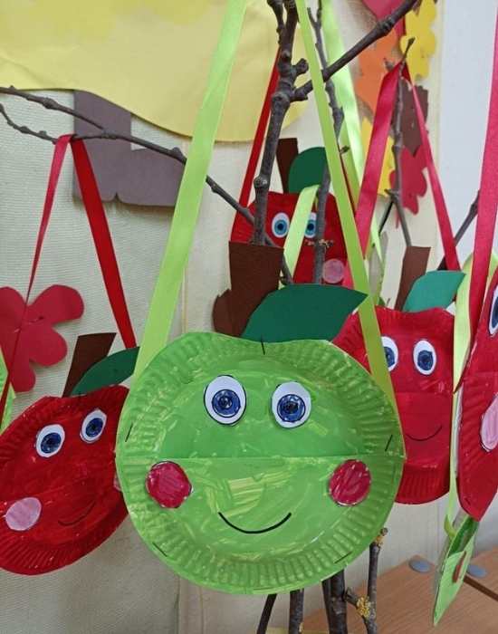 3-red-and-1-green-paper-plate-bag-hanged-on-a-rod-in-apple-crafts-for-kids.