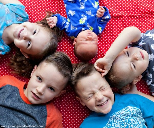 Baby-with-four-siblings-in-baby-photoshoot-ideas-at-home.