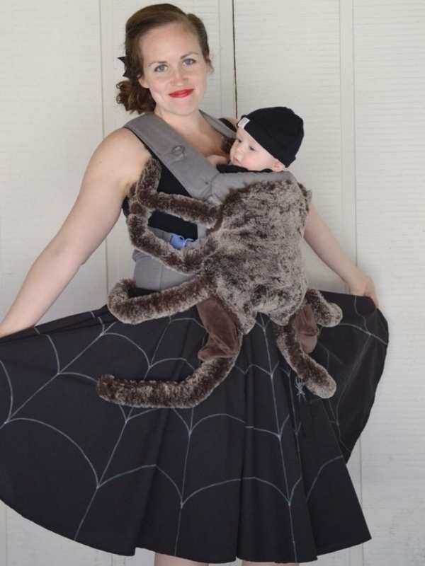 Mom-and-baby-dressed-in-spider-and-web-custome-in-cute-halloween-costume-ideas-for-mom-and-baby.