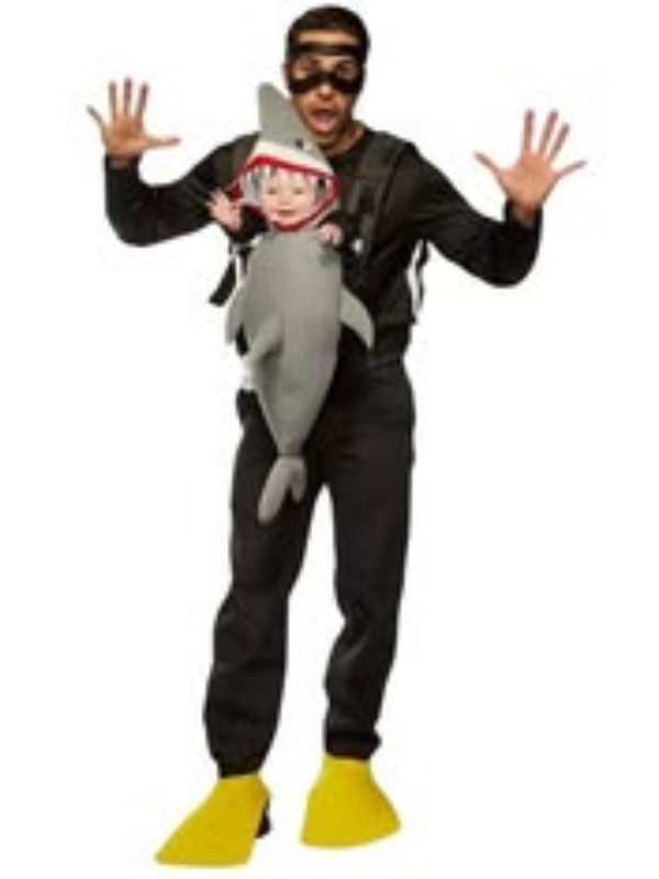 Dad-carrying-baby-in-fisherman-and-big-catch-babywering-costume.
