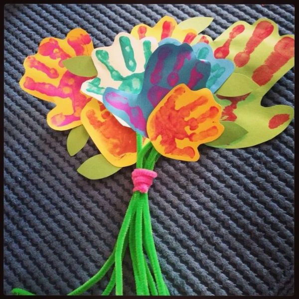 Handprint-bouquet-in-fall-handprint-crafts-for-toddlers-and-preschoolers.