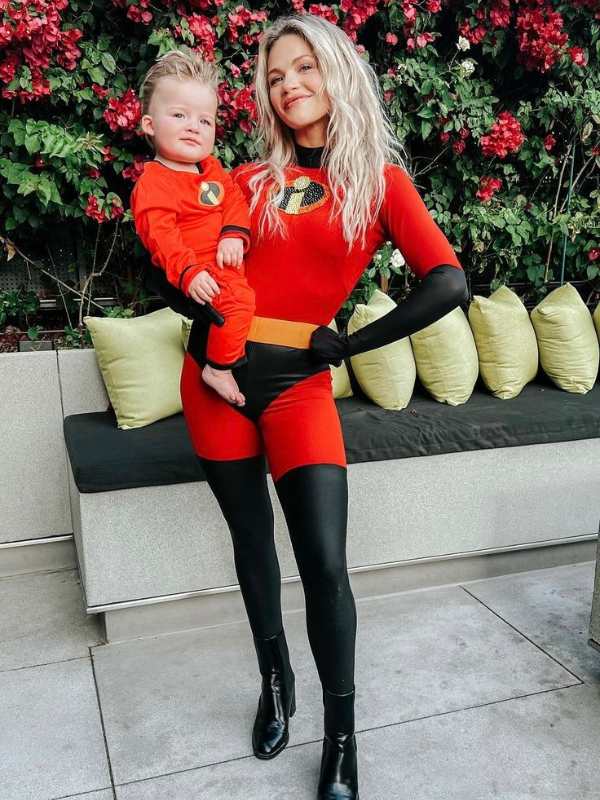 Mom-and-baby-dressed-in-Helen-and-Jack-Jack-costume.