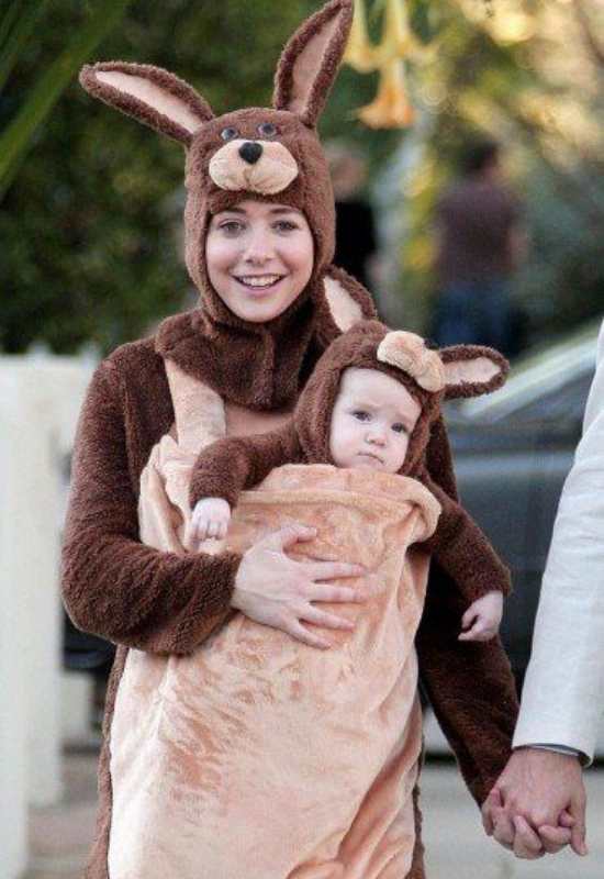 M0m-carrying-her-baby-in-kangaroo-and-joey-baby-carrier-costume-in-baby-carrier-costume-ideas-for-babywearing-this-halloween.