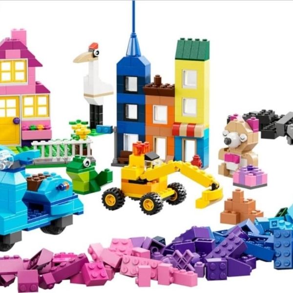 LEGO-classic-creative-bricks-in-LEGO-set-ideas-for-kids-of-different-ages.