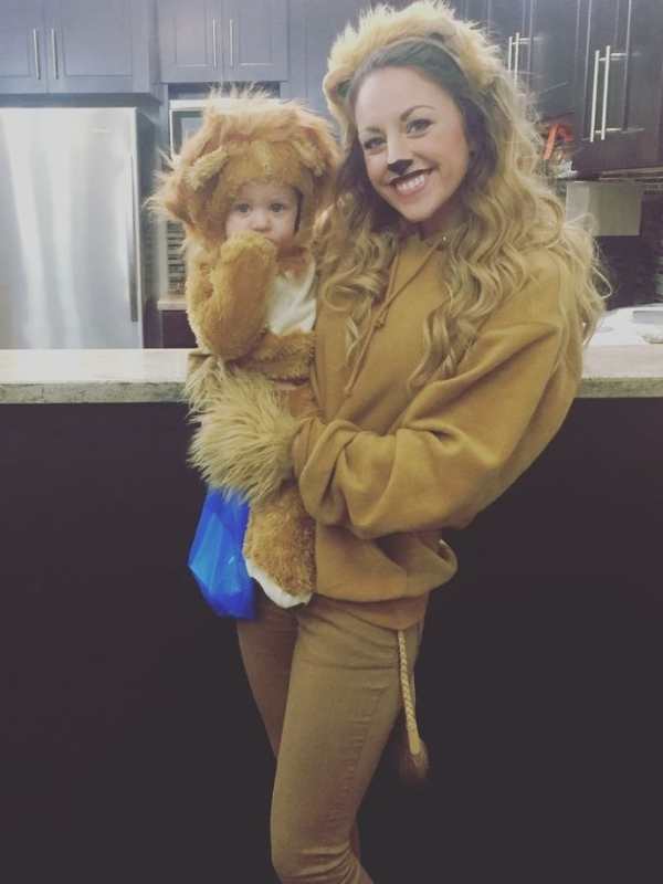 Mom-and-baby-dressed-in-lion-and-scarecrow-costume.