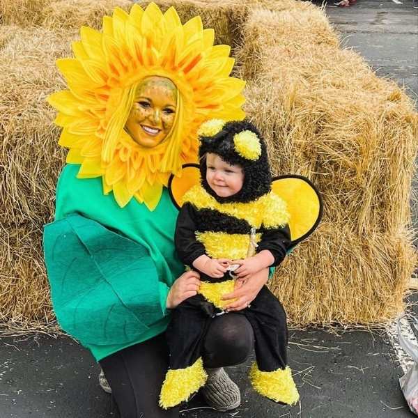 Mom-and-baby-dressed-in-sunflower-and-little-bumblebee.