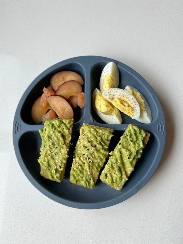 Avocado-toast-with-boiled-egg-and-nut