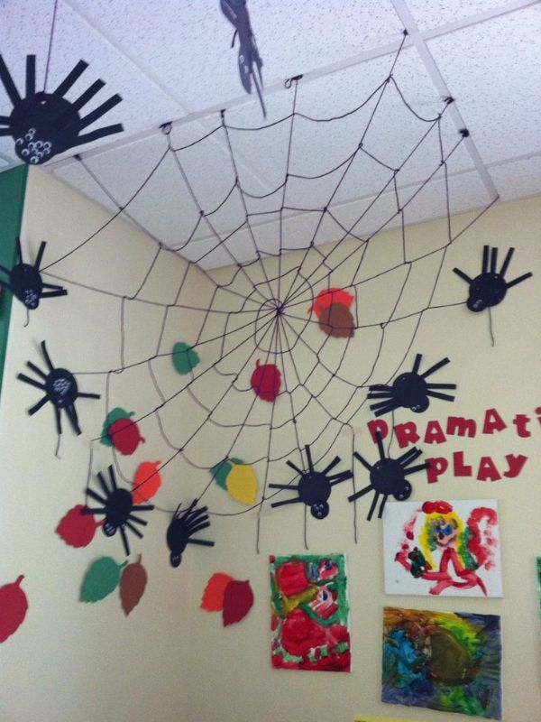 spider-web-designed-with-yarn-and-paper-in-Halloween-classroom-decoration-ideas.