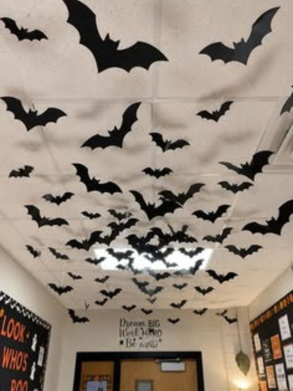 Black-paper-bats-hanging-on-the-ceiling-in-Halloween-classroom-decoration-ideas.