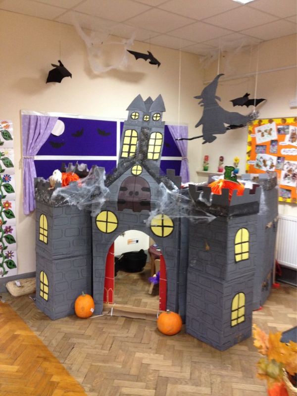 Haunted-house-in-a-classroom-corner-in-Halloween-classroom-decoration-ideas.