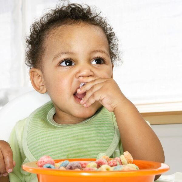 Baby-eating-with-fingers-happily-in-finger-foods-for-6-12-months-babies.