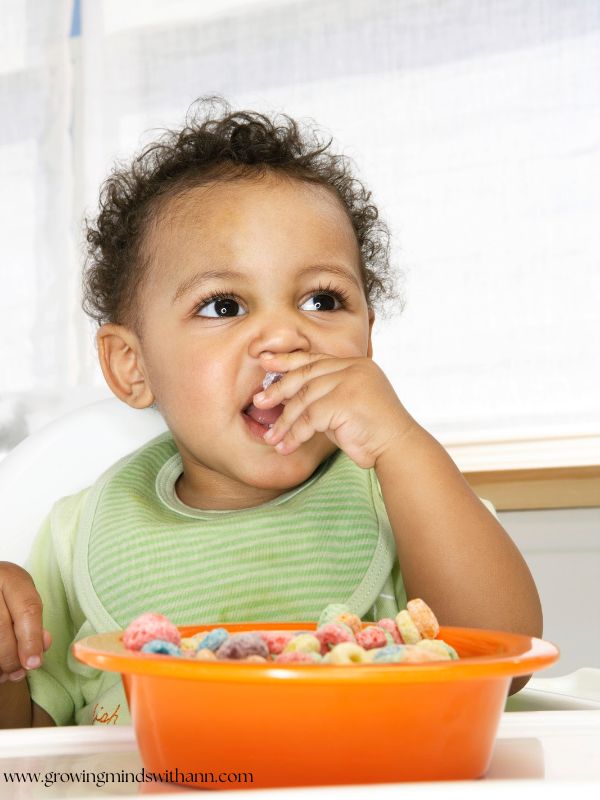 Baby-eating-with-fingers-happily-in-finger-foods-for-6-12-months-babies.