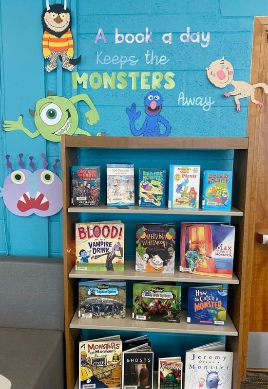 Monster-reading-cornea-in-Halloween-classroom-decoration-ideas.