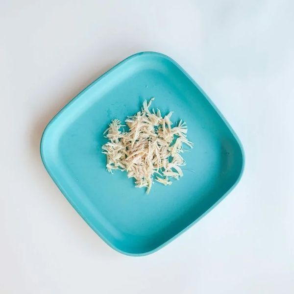 Plate-containing-shredded-chicken-in-healthy-finger-food-ideas-for-babies-6-12-months.