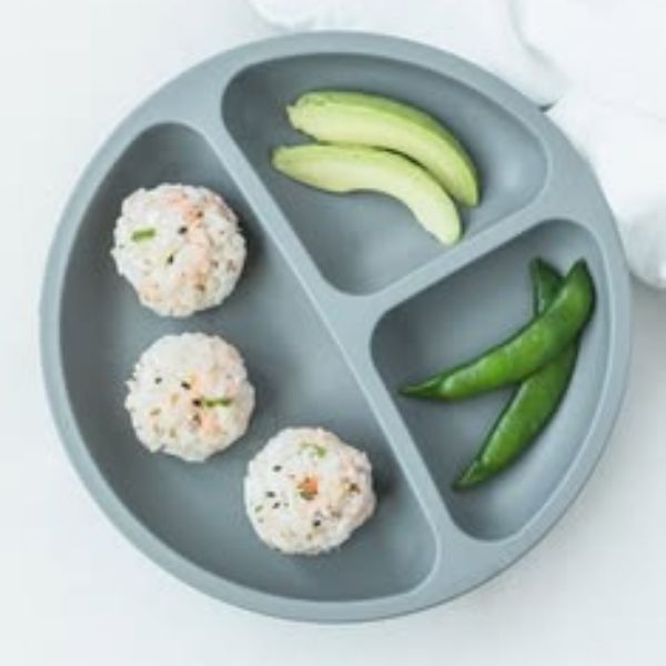 Plate-containing-rice-balls-ands-green-pea.