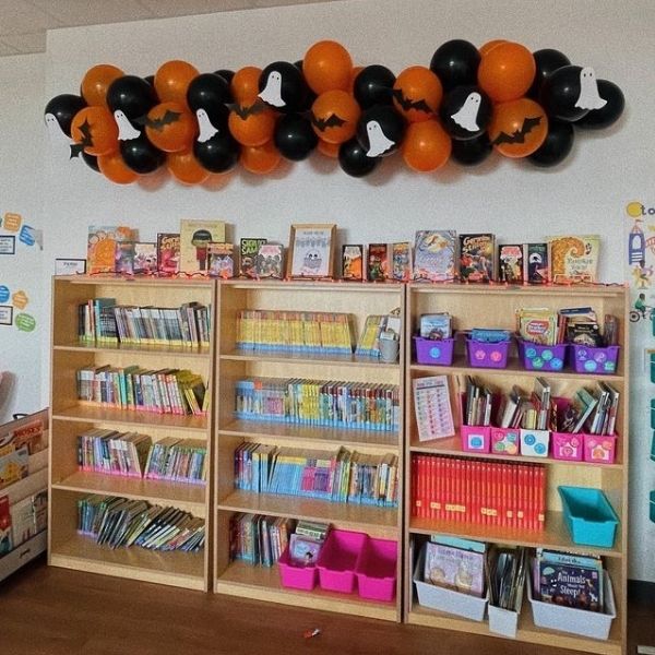 Reading-space-with-book-shelve-and-paper-ghost-with-orange-and-black-balloon-decoration-in-Halloween-classroom-decoration-ideas.