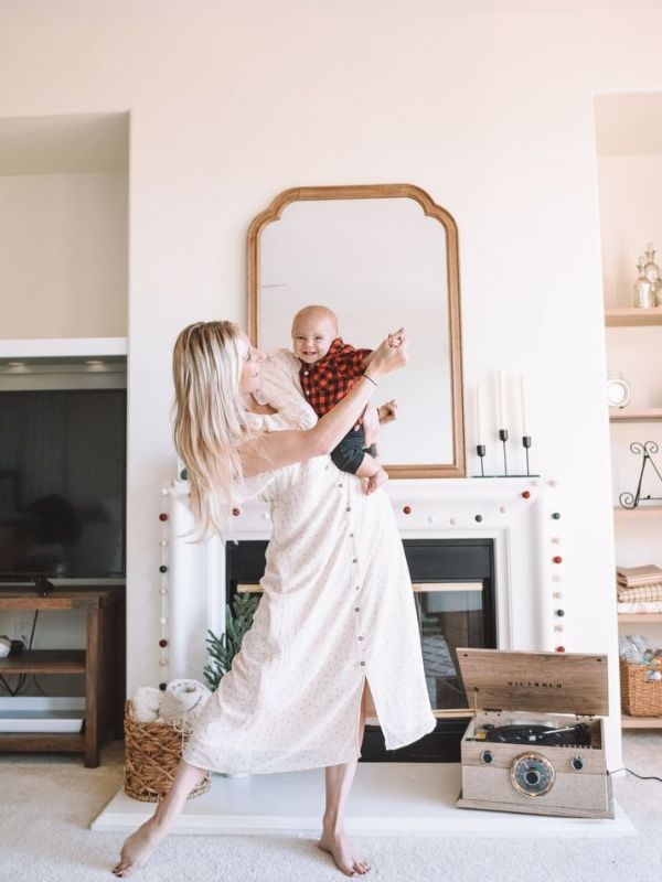 Mom-dancing-with-her-baby.