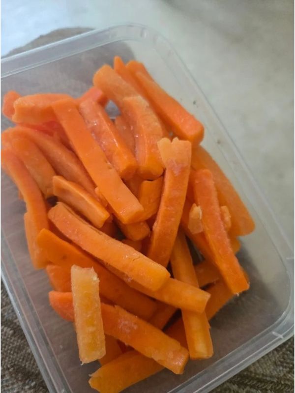 Plate-containing-steamed-carrot-in-healthy-finger-foods-for-babies-6-12-months.