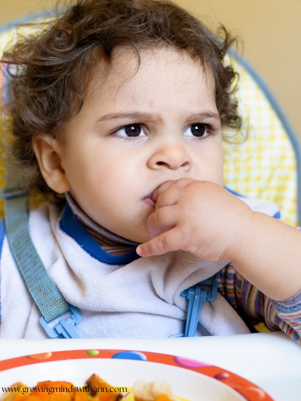 Baby-eating-in-healthy-finger-food-ideas-for-babies-6-12-months.