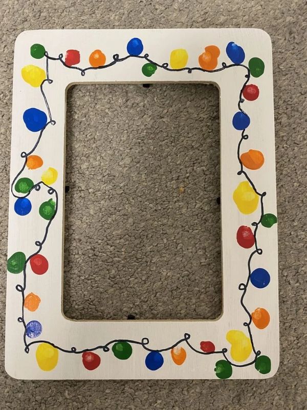 Christmas-light-photo-frame-in-Christmas-keepsakes-kids-can-maake-for-their-parents.
