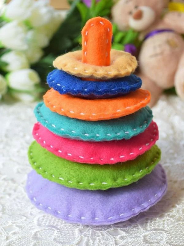 Felt-circles-of-different-sizes-stacked-together.