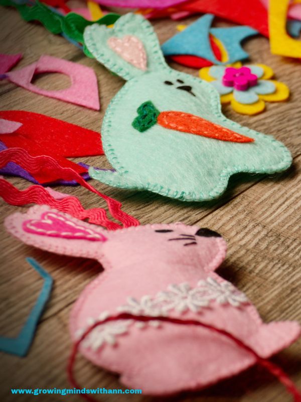 Felt-cats-baby-toys-in-DIY-felt-baby-toys-for-sensory-play.