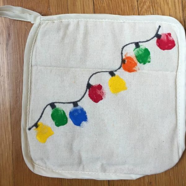 Potholder-designed-with-fingerprint-Christmas-light-in-Christmas-keepsakes-kids-can-make-for-their-parents.