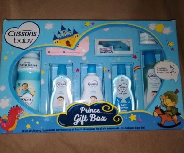 Set-of-Cusson-baby-bath-essential-in-bathtub-baby-shower-gift-ideas-for-new-moms.