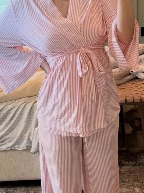 Woman-wearing-pink-pajamas